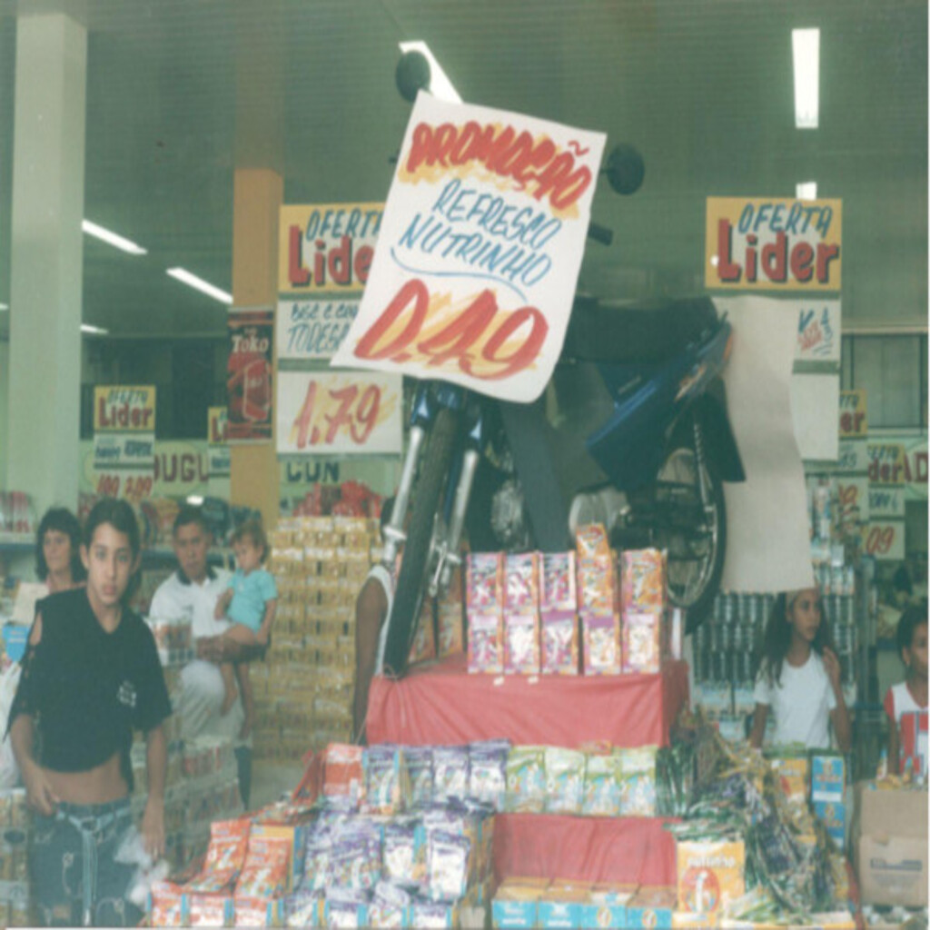 Foto da área de frutas e legumes frescos